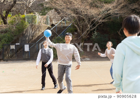 ドッジボールをして遊ぶ小学生 90905628