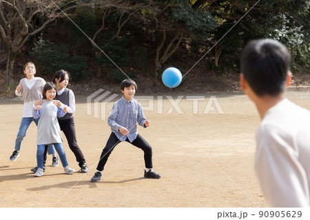 ドッジボールをして遊ぶ小学生 90905629