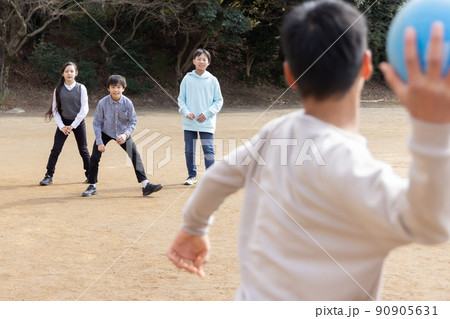 ドッジボールをして遊ぶ小学生 ドッジボールをして遊ぶ小学生 90905631