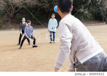 ドッジボールをして遊ぶ小学生 90905632