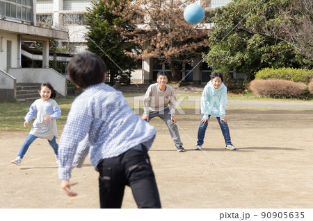 ドッジボールをして遊ぶ小学生 90905635