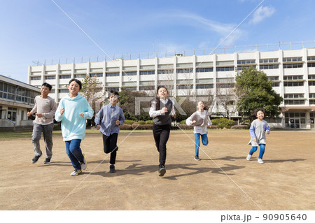 走る小学生 走る小学生 90905640