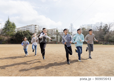 走る小学生 90905643