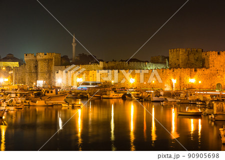 ギリシャ 夜のロードス島のロードスの城塞の城壁と門 ギリシャ 夜のロードス島のロードスの城塞の城壁と門 90905698