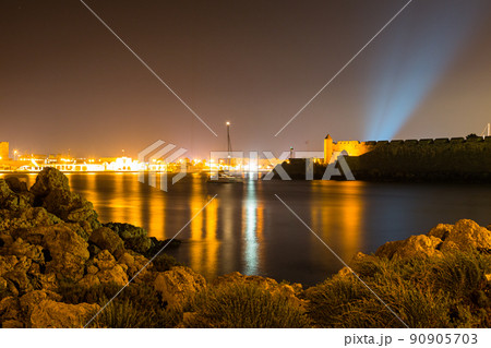 ギリシャ ロードス島のロードスの城塞とエーゲ海の夜景 ギリシャ ロードス島のロードスの城塞とエーゲ海の夜景 90905703