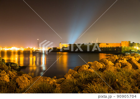 ギリシャ ロードス島のロードスの城塞とエーゲ海の夜景 ギリシャ ロードス島のロードスの城塞とエーゲ海の夜景 90905704