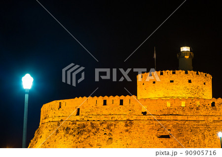 ギリシャ ロードス島のロードスのマンドラキ港に建つライトアップされた聖ニコラス要塞 ギリシャ ロードス島のロードスのマンドラキ港に建つライトアップされた聖ニコラス要塞 90905716