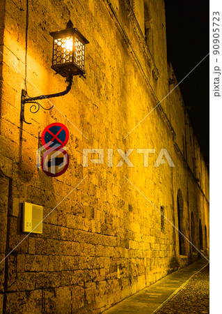 ギリシャ　ロードス島のロードスの夜のロードス騎士団通り 90905723