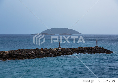 ギリシャのフェリーの船上から見える島と灯台 ギリシャのフェリーの船上から見える島と灯台 90905739