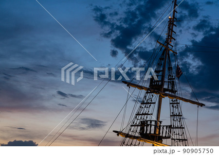 ..ギリシャ 夕暮れ時のテッサロニキのエーゲ海のテルメ湾に浮かぶ帆船 ..ギリシャ 夕暮れ時のテッサロニキのエーゲ海のテルメ湾に浮かぶ帆船 90905750