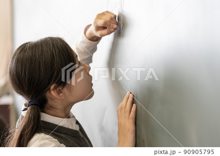 休み時間の過ごし方。黒板にお絵かきをする小学生 休み時間の過ごし方。黒板にお絵かきをする小学生 90905795