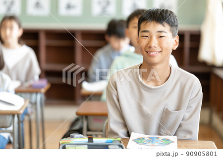 授業を受ける小学生 90905801