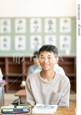 授業を受ける小学生 90905802