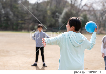ドッジボールをして遊ぶ小学生 90905919