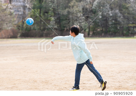 ドッジボールをして遊ぶ小学生 90905920