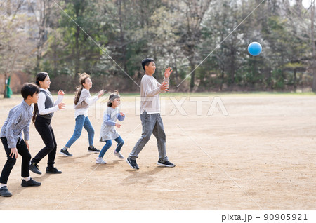 ドッジボールをして遊ぶ小学生 90905921