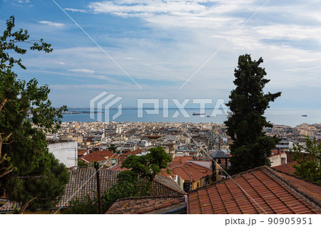 ギリシャ　テッサロニキの丘から見える市街地とエーゲ海のテルメ湾 90905951