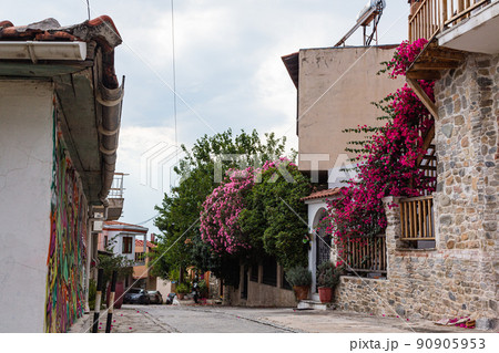 ギリシャ　テッサロニキの町並み 90905953