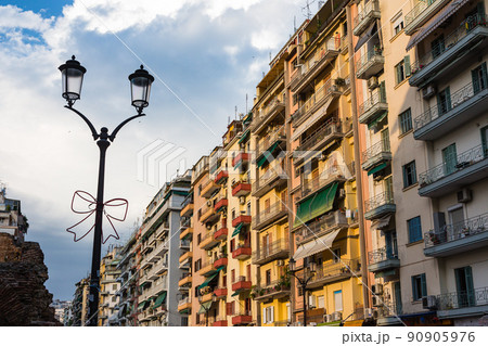 ギリシャ　テッサロニキの市街の街並み 90905976