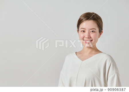 カメラ目線の若い女性 カメラ目線の若い女性 90906387