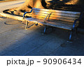 西日の陽光と陰影のコントラストに彩られたベンチ 90906434