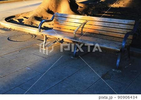 西日の陽光と陰影のコントラストに彩られたベンチ 西日の陽光と陰影のコントラストに彩られたベンチ 90906434
