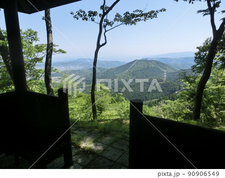 櫟山（くぬぎやま）山頂直下の展望台より秦野市街を一望（表丹沢県民の森・神奈川県秦野市） 90906549