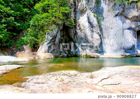 【群馬】夏の吹割渓谷 般若岩周辺の岩壁群と綺麗な川面 【群馬】夏の吹割渓谷 般若岩周辺の岩壁群と綺麗な川面 90908827
