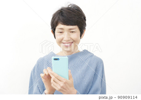 スマホを使う中年女性 白背景 スマホを使う中年女性 白背景 90909114