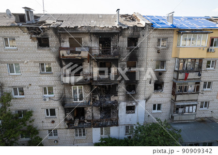 War-torn building in the city of Makariv, Ukraine 90909342