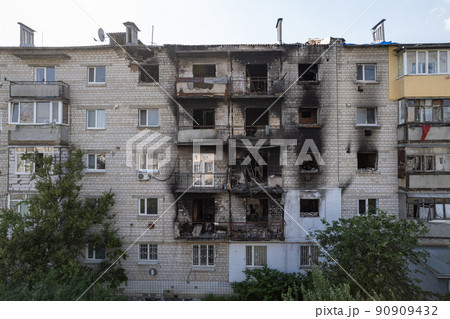 War-torn building in the city of Makariv, Ukraine 90909432