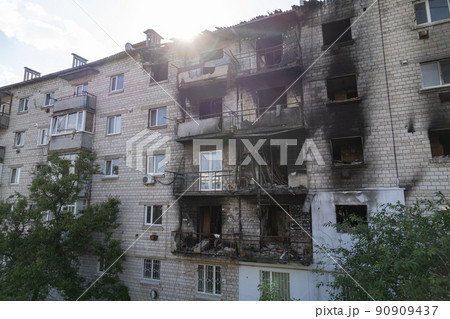 War-torn building in the city of Makariv, Ukraine 90909437