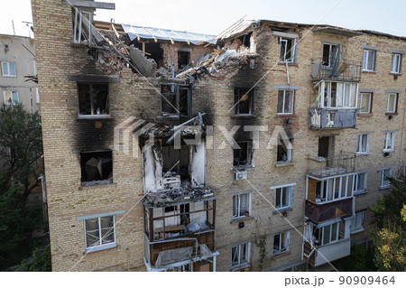 War-torn building in the city of Makariv, Ukraine 90909464