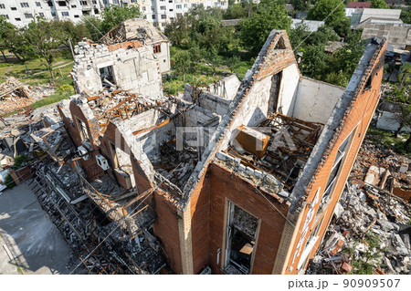 War-torn building in the city of Makariv, Ukraine 90909507
