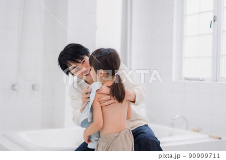 お風呂で娘の体を拭くお父さん 90909711