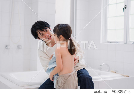 お風呂で娘の体を拭くお父さん 90909712