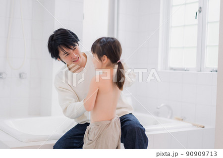 お風呂で娘の体を拭くお父さん お風呂で娘の体を拭くお父さん 90909713
