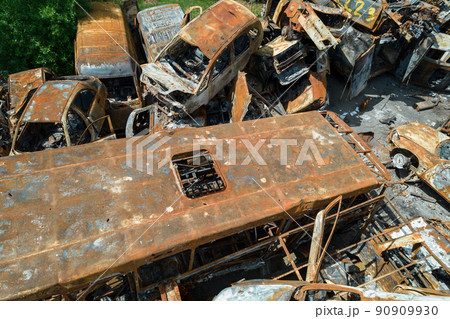 War in Ukraine: a dump of shot and burned cars in Irpin, Bucha district 90909930