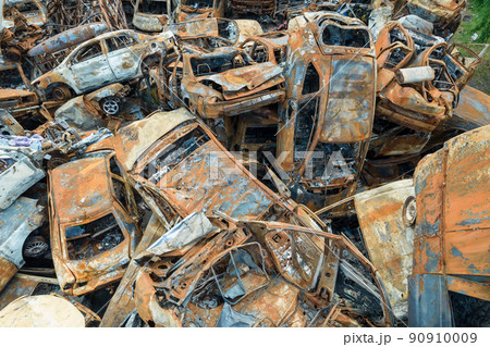 War in Ukraine: a dump of shot and burned cars in Irpin, Bucha district 90910009