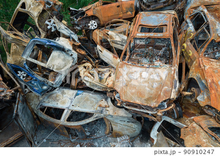 War in Ukraine: a dump of shot and burned cars in Irpin, Bucha district 90910247