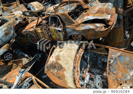 War in Ukraine: a dump of shot and burned cars in Irpin, Bucha district 90910284