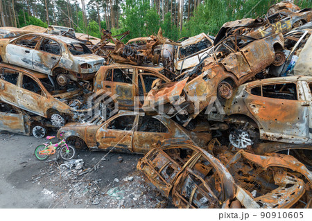 War in Ukraine: a dump of shot and burned cars in Irpin, Bucha district 90910605
