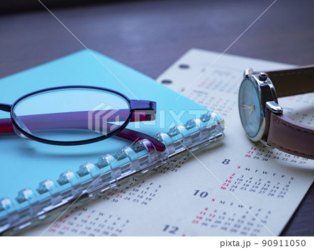 カレンダー、手帳、メガネのビジネスイメージ (女性) カレンダー、手帳、メガネのビジネスイメージ (女性) 90911050