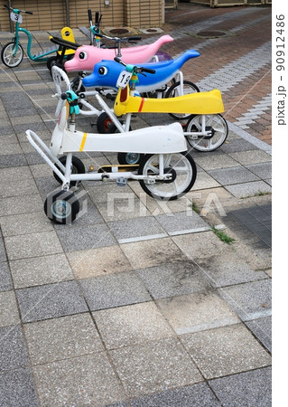 楽しそうな変形した面白い自転車 90912486