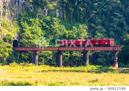岩戸の景観「百枝トンネルと百枝鉄橋（岩戸鉄橋）」秋の季節風景 90912586