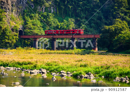 岩戸の景観「百枝トンネルと百枝鉄橋(岩戸鉄橋)」秋の季節風景 岩戸の景観「百枝トンネルと百枝鉄橋(岩戸鉄橋)」秋の季節風景 90912587