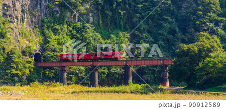 岩戸の景観「百枝トンネルと百枝鉄橋（岩戸鉄橋）」秋の季節風景 90912589
