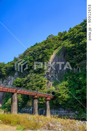 岩戸の景観「百枝トンネルと百枝鉄橋（岩戸鉄橋）」秋の季節風景 90912658