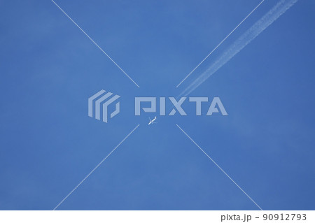 雲間を飛行するジェット機と飛行機雲・望遠・210721PM 雲間を飛行するジェット機と飛行機雲・望遠・210721PM 90912793