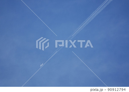 雲間を飛行するジェット機と飛行機雲・望遠・210721PM 雲間を飛行するジェット機と飛行機雲・望遠・210721PM 90912794